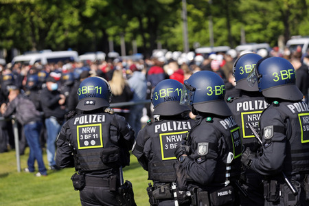Polizeieinsatz beim Relegationsspiel 1. FC Köln vs. Holstein Kiel in Köln