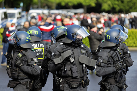 Polizeieinsatz beim Relegationsspiel 1. FC Köln vs. Holstein Kiel in Köln