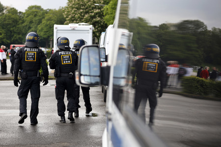 Polizeieinsatz beim Relegationsspiel 1. FC Köln vs. Holstein Kiel in Köln