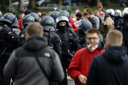 Polizeieinsatz beim Relegationsspiel 1. FC Köln vs. Holstein Kiel in Köln