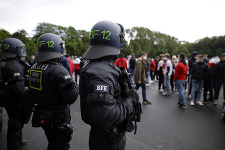 Polizeieinsatz beim Relegationsspiel 1. FC Köln vs. Holstein Kiel in Köln