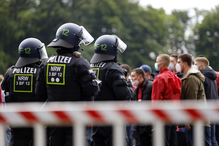 Polizeieinsatz beim Relegationsspiel 1. FC Köln vs. Holstein Kiel in Köln