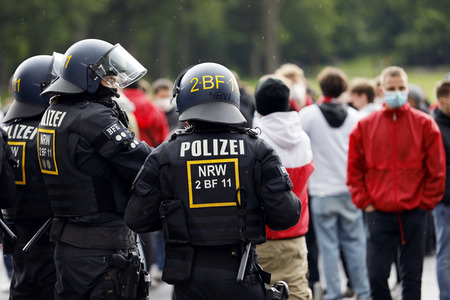 Polizeieinsatz beim Relegationsspiel 1. FC Köln vs. Holstein Kiel in Köln