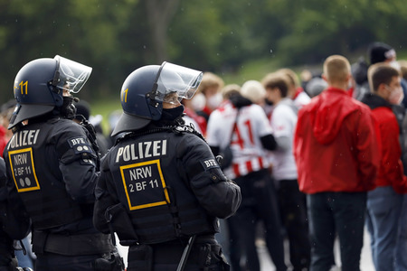 Polizeieinsatz beim Relegationsspiel 1. FC Köln vs. Holstein Kiel in Köln
