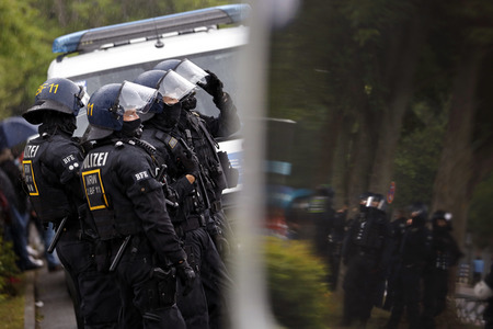 Polizeieinsatz beim Relegationsspiel 1. FC Köln vs. Holstein Kiel in Köln