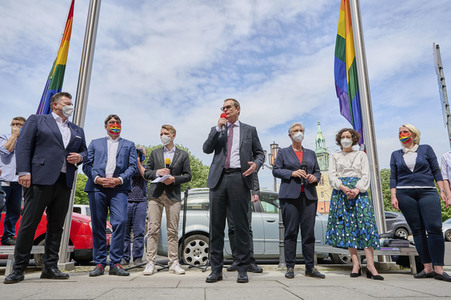 Hissen der Regenbogenfahne  am Rathaus in Berlin