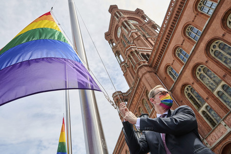Hissen der Regenbogenfahne  am Rathaus in Berlin
