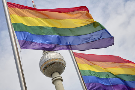 Hissen der Regenbogenfahne  am Rathaus in Berlin
