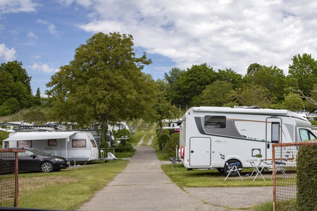 Vollbesetzter Campingplatz in Hagnau am Bodensee