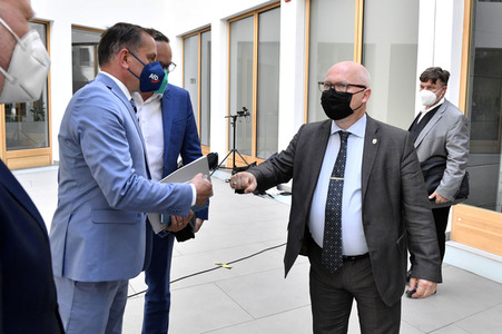 Ankunft zur AfD Pressekonferenz zur Landtagswahl in Sachsen-Anhalt in Berlin