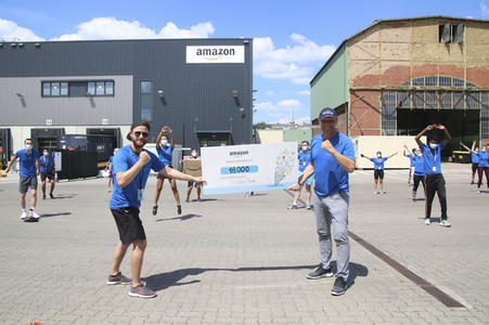 Scheckübergabe an die Arche in Berlin