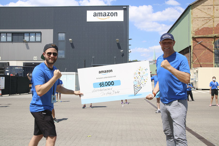 Scheckübergabe an die Arche in Berlin