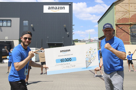 Scheckübergabe an die Arche in Berlin