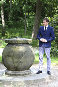 Michael Kretschmer erläutert den Meridianstein in Görlitz