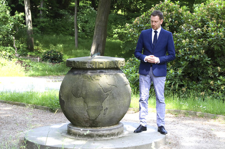 Michael Kretschmer erläutert den Meridianstein in Görlitz