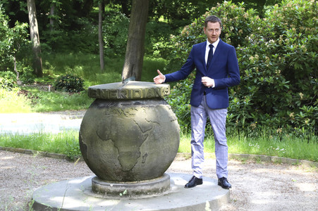 Michael Kretschmer erläutert den Meridianstein in Görlitz