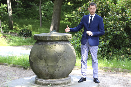Michael Kretschmer erläutert den Meridianstein in Görlitz