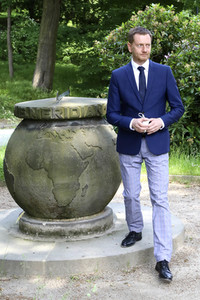 Michael Kretschmer erläutert den Meridianstein in Görlitz