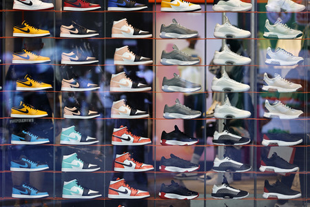 Symbolfoto Sneaker