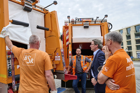 Andreas Scheuer bei der Vorstellung wasserstoffbetriebener Müllwagen in Berlin