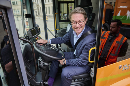 Andreas Scheuer bei der Vorstellung wasserstoffbetriebener Müllwagen in Berlin