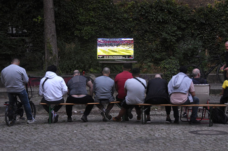 Public Viewing beim EM Fußballspiel Frankreich gegen Deutschland in Berlin