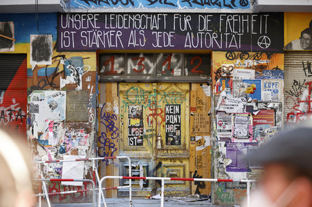 Durchsetzung der Brandschutzprüfung in der 'Rigaer 94' in Berlin