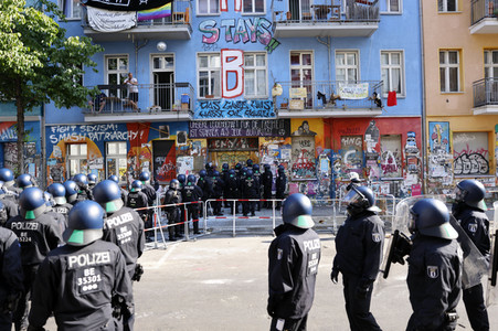 Durchsetzung der Brandschutzprüfung in der 'Rigaer 94' in Berlin