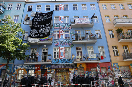 Durchsetzung der Brandschutzprüfung in der 'Rigaer 94' in Berlin