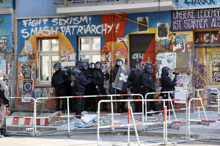 Durchsetzung der Brandschutzprüfung in der 'Rigaer 94' in Berlin