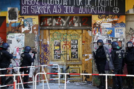 Durchsetzung der Brandschutzprüfung in der 'Rigaer 94' in Berlin