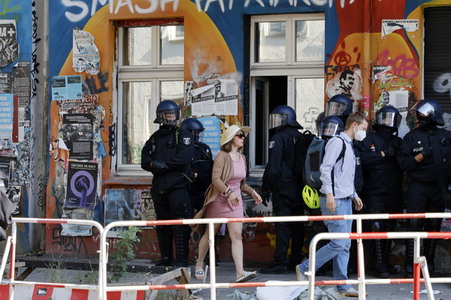 Durchsetzung der Brandschutzprüfung in der 'Rigaer 94' in Berlin