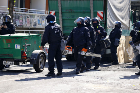 Durchsetzung der Brandschutzprüfung in der 'Rigaer 94' in Berlin