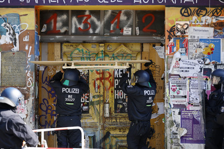 Durchsetzung der Brandschutzprüfung in der 'Rigaer 94' in Berlin