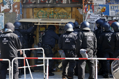Durchsetzung der Brandschutzprüfung in der 'Rigaer 94' in Berlin