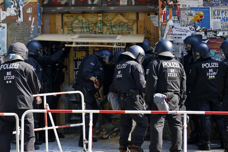 Durchsetzung der Brandschutzprüfung in der 'Rigaer 94' in Berlin