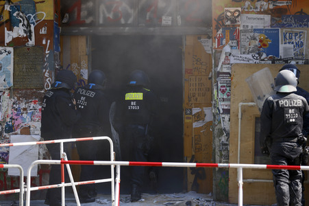 Durchsetzung der Brandschutzprüfung in der 'Rigaer 94' in Berlin