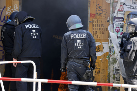 Durchsetzung der Brandschutzprüfung in der 'Rigaer 94' in Berlin