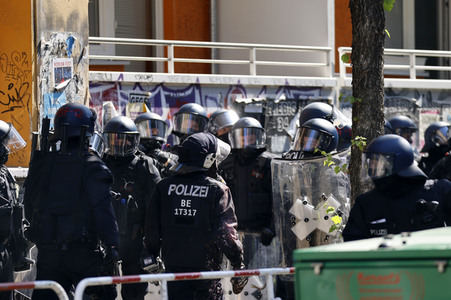 Durchsetzung der Brandschutzprüfung in der 'Rigaer 94' in Berlin