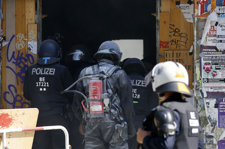 Durchsetzung der Brandschutzprüfung in der 'Rigaer 94' in Berlin