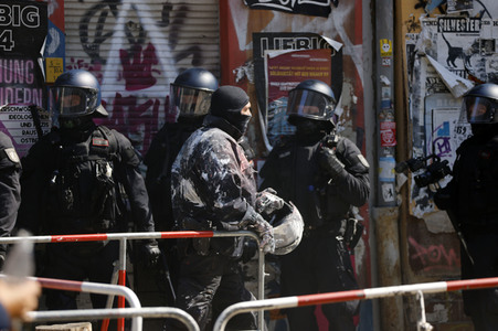 Durchsetzung der Brandschutzprüfung in der 'Rigaer 94' in Berlin