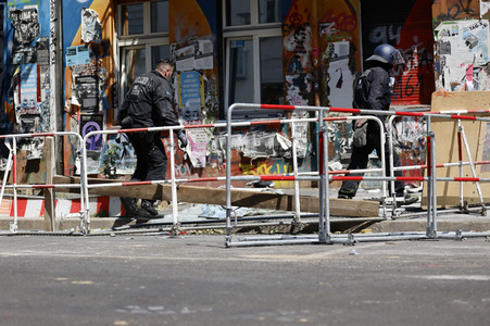 Durchsetzung der Brandschutzprüfung in der 'Rigaer 94' in Berlin