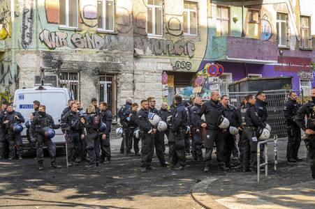 Durchsetzung der Brandschutzprüfung in der 'Rigaer 94' in Berlin