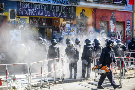 Durchsetzung der Brandschutzprüfung in der 'Rigaer 94' in Berlin