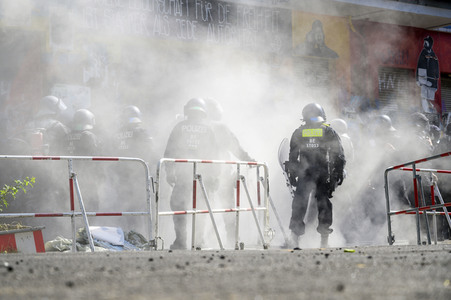 Durchsetzung der Brandschutzprüfung in der 'Rigaer 94' in Berlin