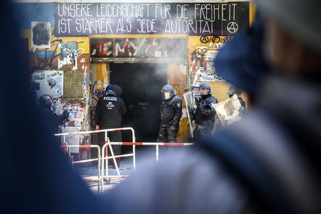 Durchsetzung der Brandschutzprüfung in der 'Rigaer 94' in Berlin