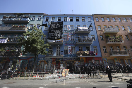 Durchsetzung der Brandschutzprüfung in der 'Rigaer 94' in Berlin