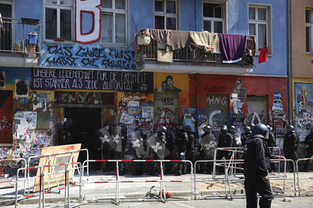 Durchsetzung der Brandschutzprüfung in der 'Rigaer 94' in Berlin