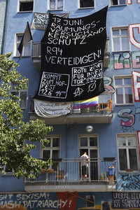 Durchsetzung der Brandschutzprüfung in der 'Rigaer 94' in Berlin