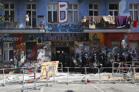 Durchsetzung der Brandschutzprüfung in der 'Rigaer 94' in Berlin
